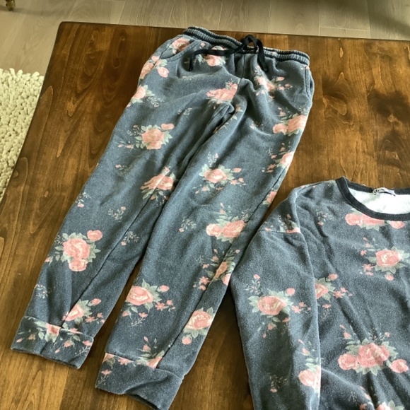 Dex Sweatshirt and Joggers - Picture 3 of 4